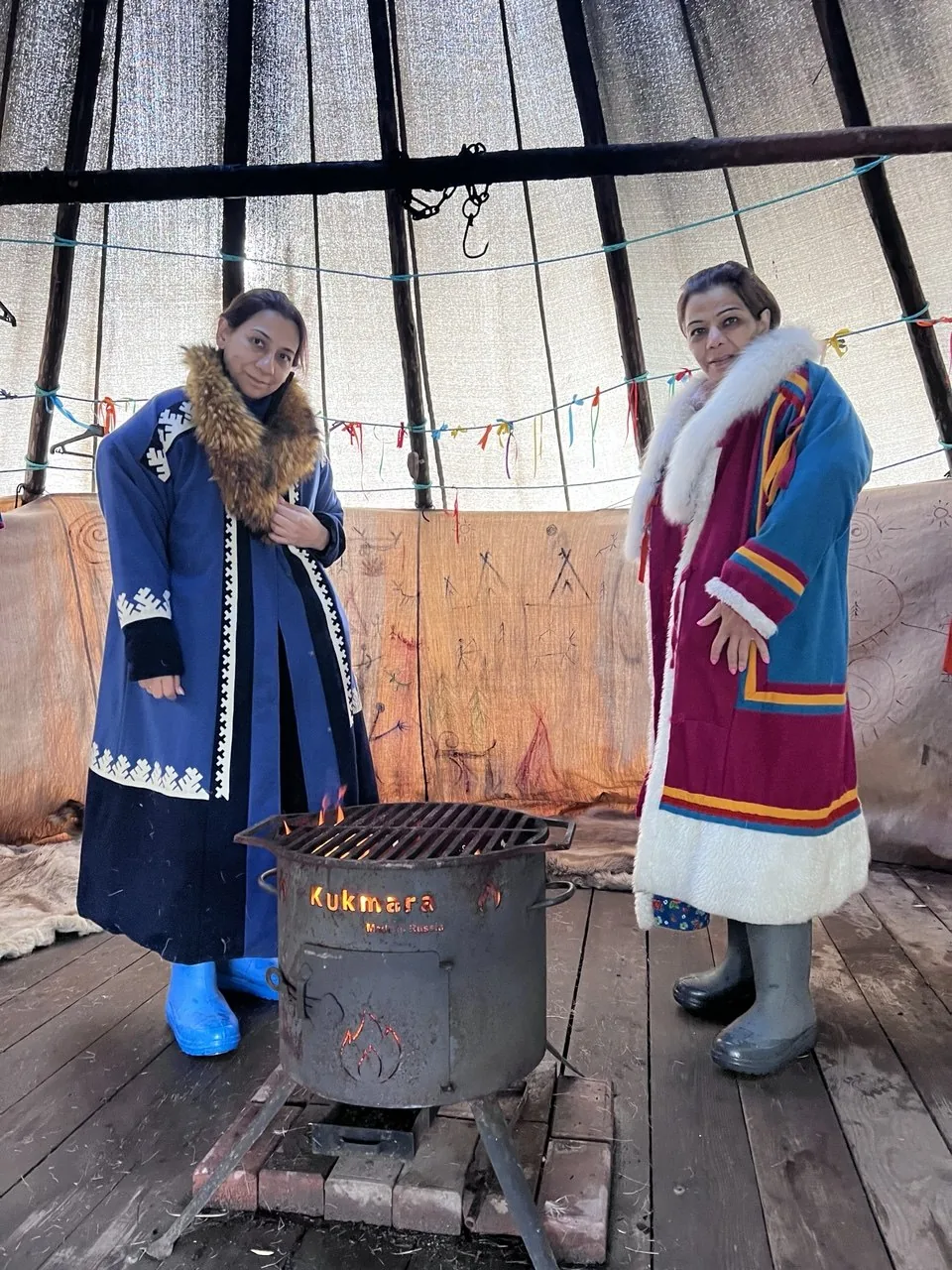 Гостьи в национальных саамских костюмах в тёплом чуме