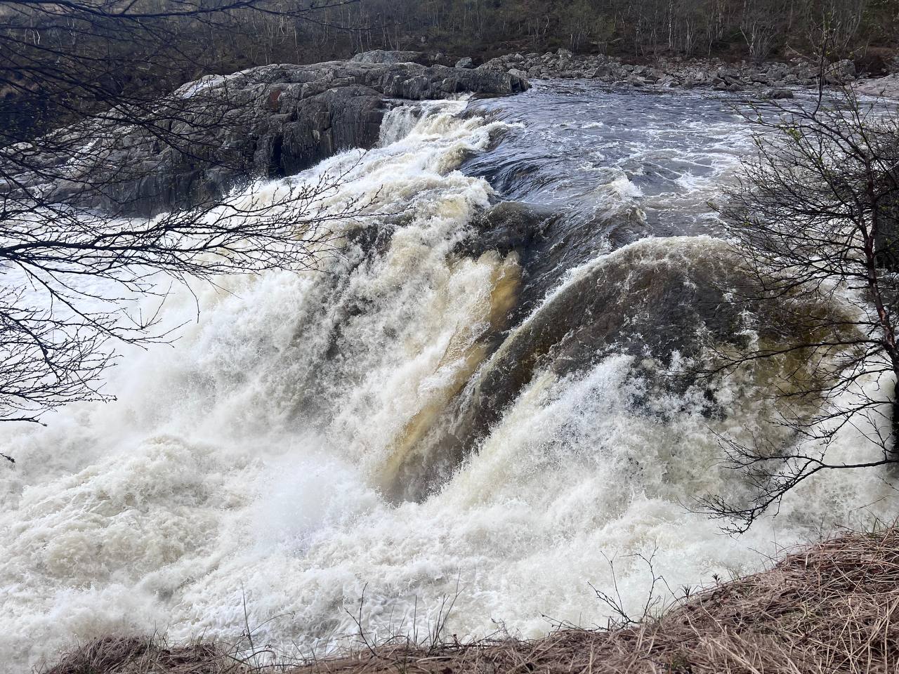 Бурный водопад