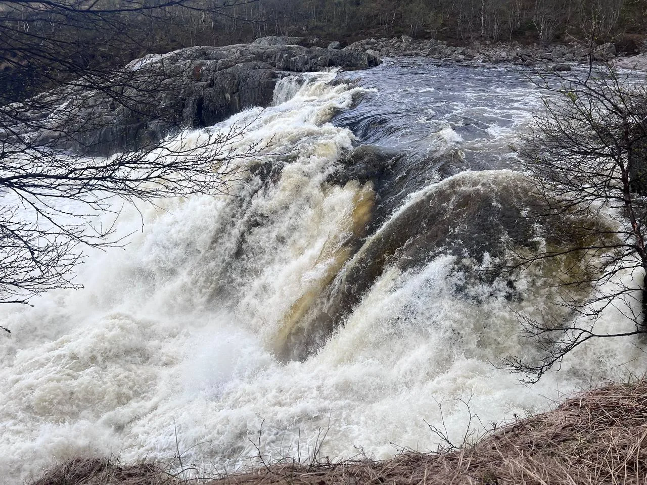 Река и водопад на Кольском полуострове